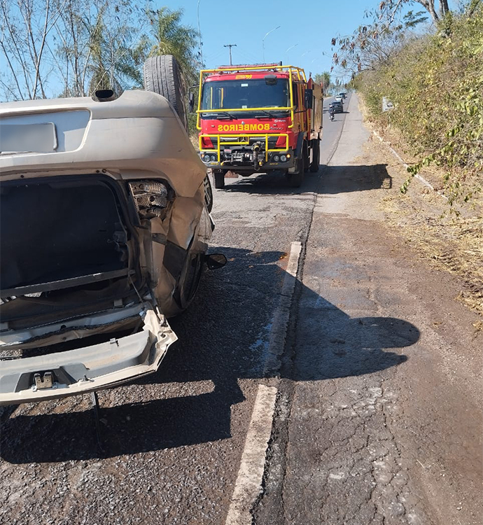 Bombeiros atendem capotamento de ve&iacute;culo na rodovia Ram&atilde;o Gomez 