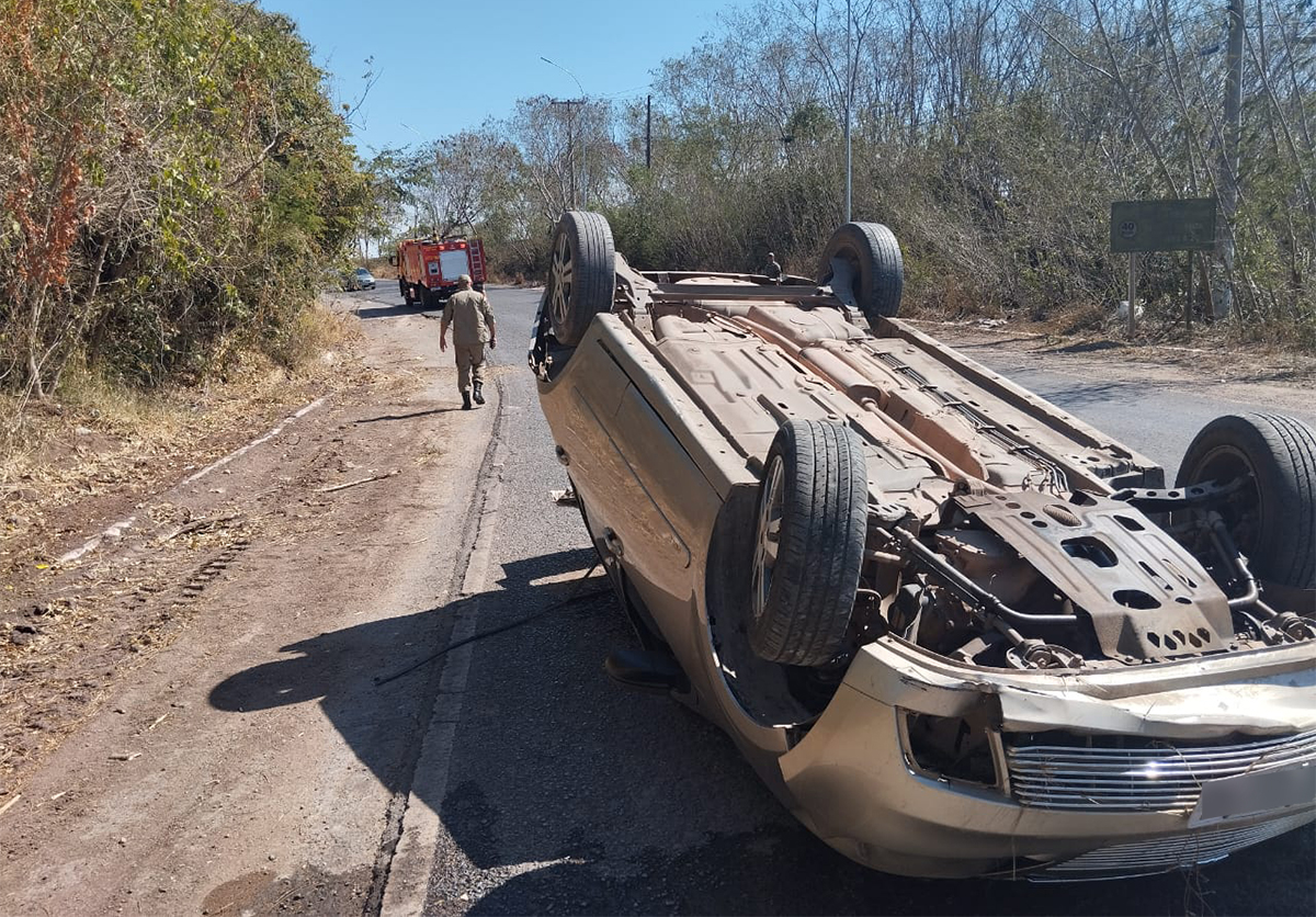 Bombeiros atendem capotamento de ve&iacute;culo na rodovia Ram&atilde;o Gomez 