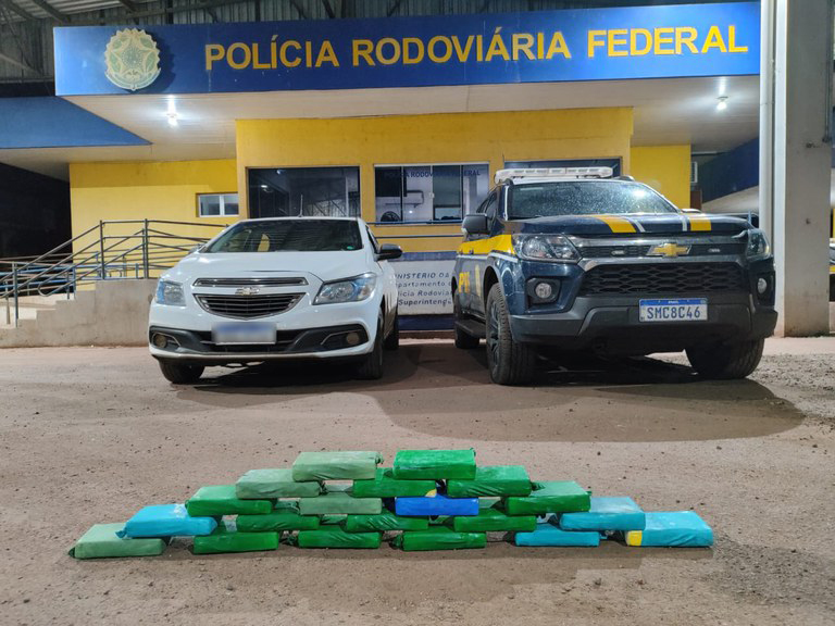 PRF apreende 20 tabletes de cocaína no tanque de combustível de Primas na BR-262