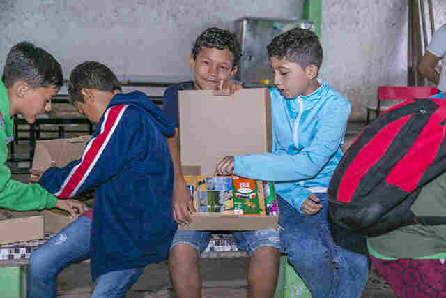 Prefeitura de Corumb&aacute; entrega kits escolares a alunos da Escola &Acirc;ngela Maria Perez