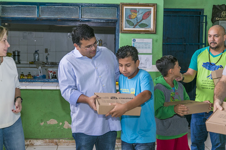 Prefeitura de Corumb&aacute; entrega kits escolares a alunos da Escola &Acirc;ngela Maria Perez