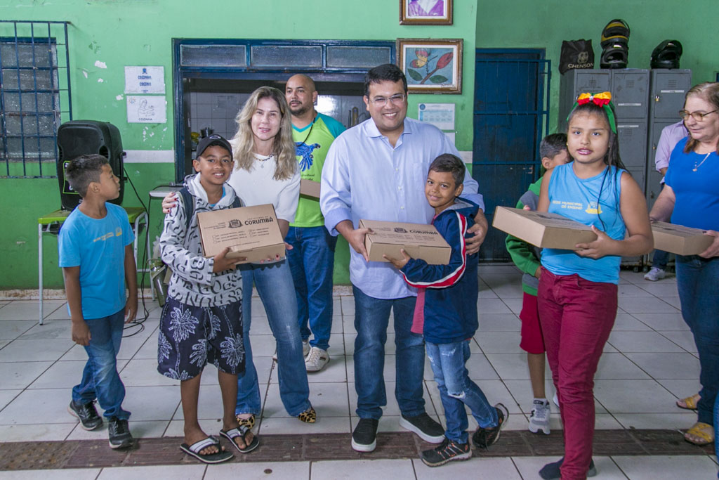 Prefeitura de Corumb&aacute; entrega kits escolares a alunos da Escola &Acirc;ngela Maria Perez