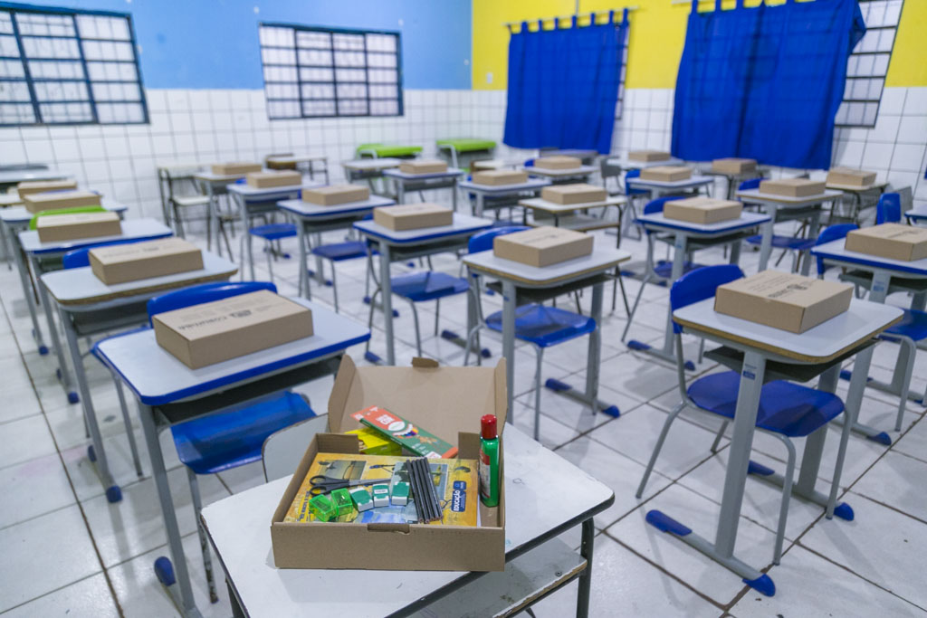 Prefeitura de Corumb&aacute; entrega kits escolares a alunos da Escola &Acirc;ngela Maria Perez