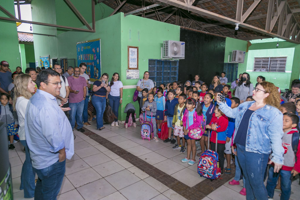 Prefeitura de Corumb&aacute; entrega kits escolares a alunos da Escola &Acirc;ngela Maria Perez