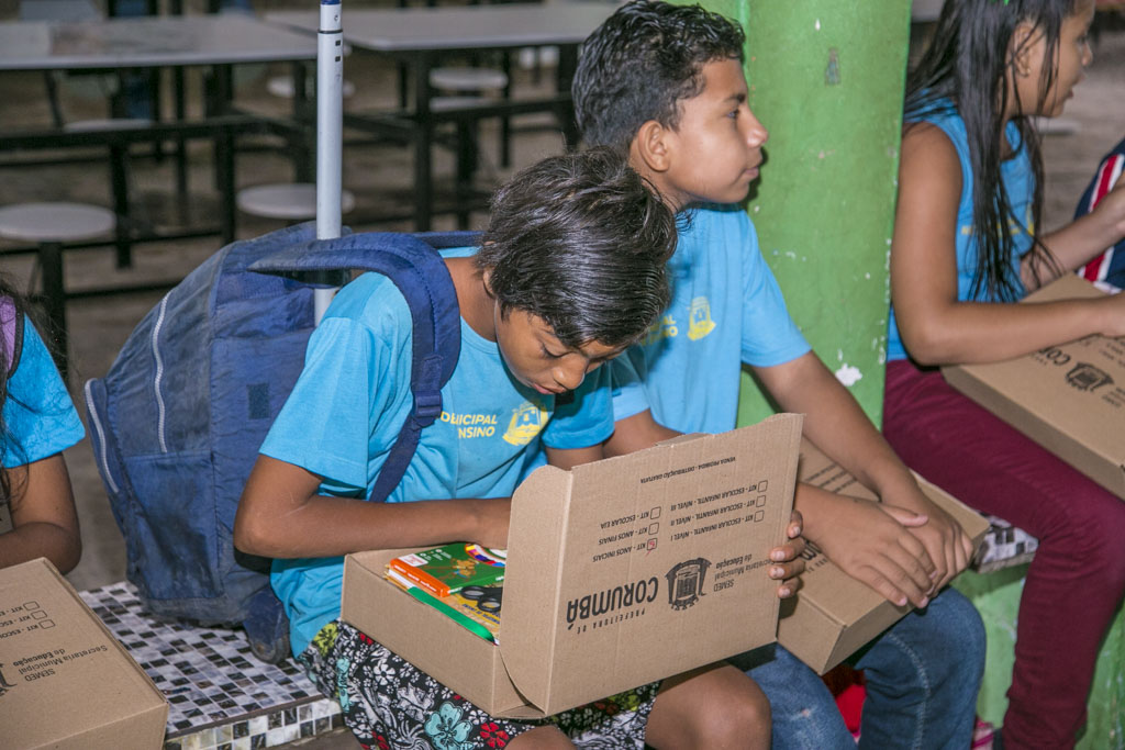 Prefeitura de Corumb&aacute; entrega kits escolares a alunos da Escola &Acirc;ngela Maria Perez
