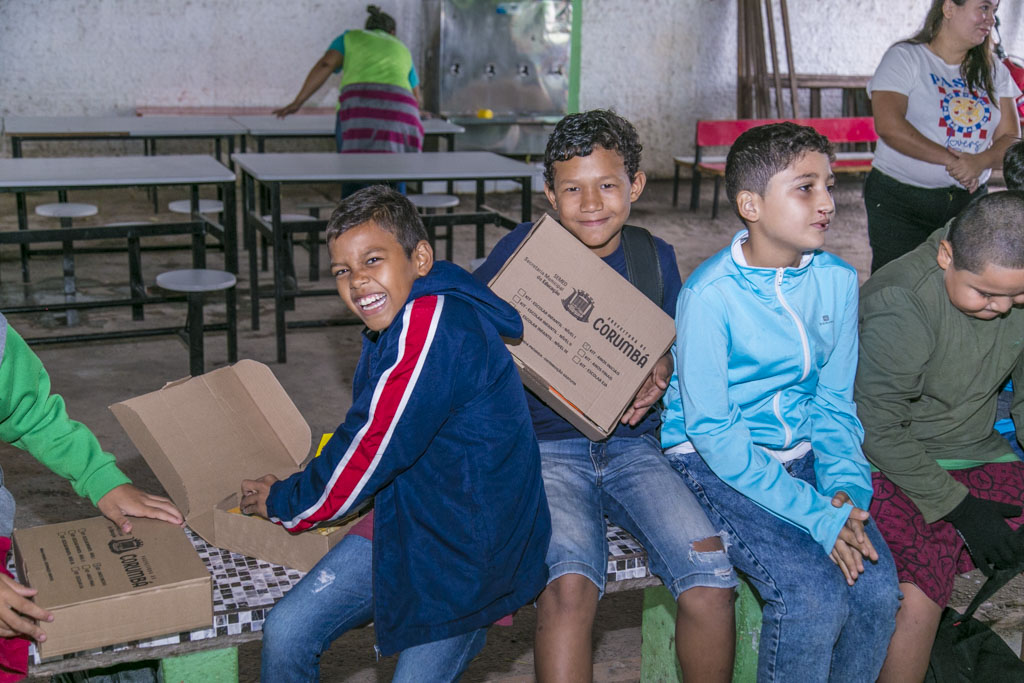 Prefeitura de Corumb&aacute; entrega kits escolares a alunos da Escola &Acirc;ngela Maria Perez
