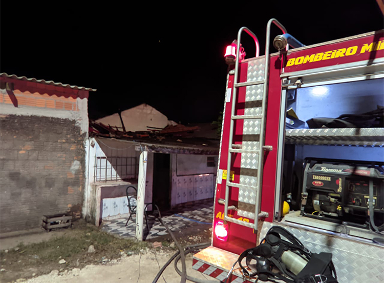 Bombeiros utilizaram 2 mil litros de &aacute;gua para combate as chamas em resid&ecirc;ncia no bairro Potiguar em Lad&aacute;rio