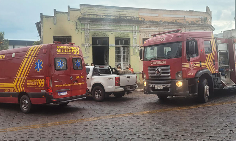 Inc&ecirc;ndio em casar&atilde;o ocupado por usu&aacute;rios de droga mobiliza bombeiros no centro de Corumb&aacute;