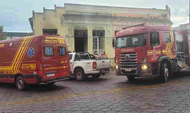 Inc&ecirc;ndio em casar&atilde;o ocupado por usu&aacute;rios de droga mobiliza bombeiros no centro de Corumb&aacute;