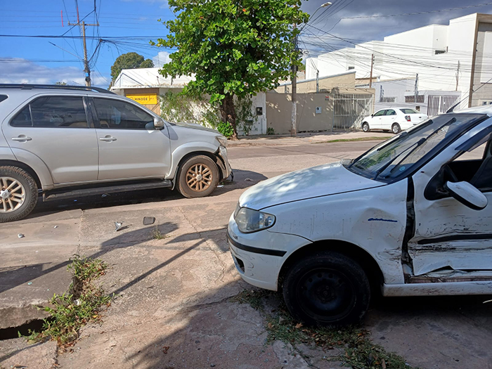 Bombeiros atende condutora v&iacute;tima de acidente de tr&acirc;nsito no centro de Corumb&aacute;