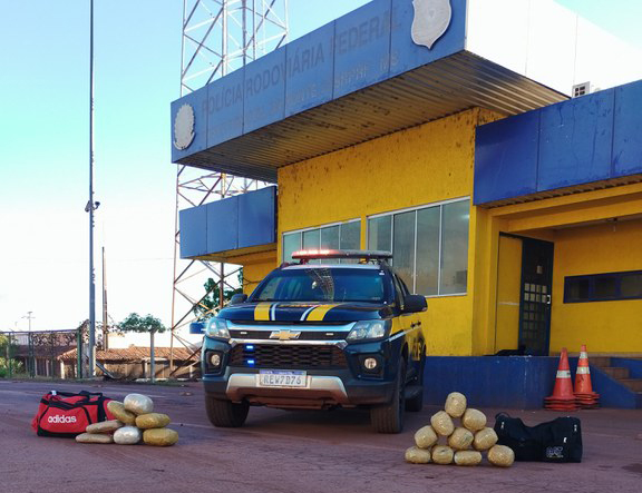 PRF apreende 18 Kg de skunk em Corumb&aacute; com passageiros bolivianos