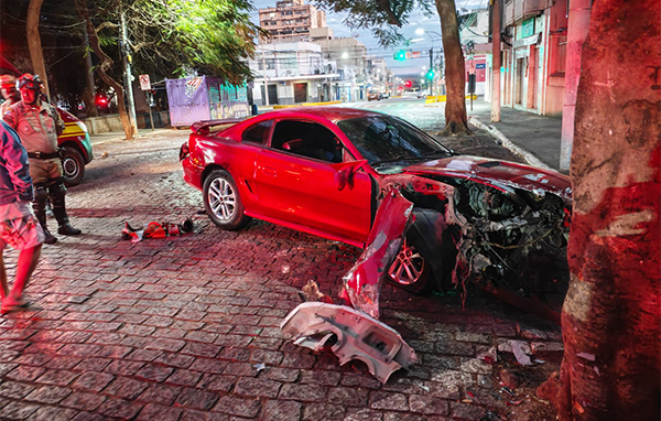 Condutor de ve&iacute;culo com placa boliviana evadiu do local ap&oacute;s colidir em &aacute;rvore no centro de Corumb&aacute;