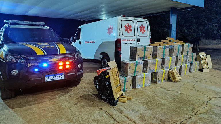 PRF apreende furg&atilde;o caracterizado de ambul&acirc;ncia com 681 Kg de maconha na BR-262 