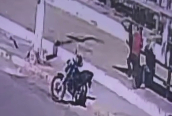V&Iacute;DEO: Motociclista executa homem a tiros que estava no ponto de &ocirc;nibus no centro de Corumb&aacute;
