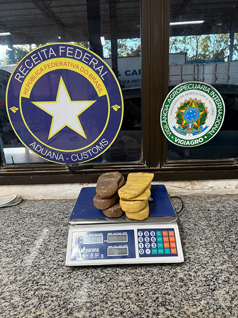 C&atilde;o de faro da Receita Federal encontra coca&iacute;na em cal&ccedil;ado de passageiros na fronteira entre Corumb&aacute; e a Bol&iacute;via