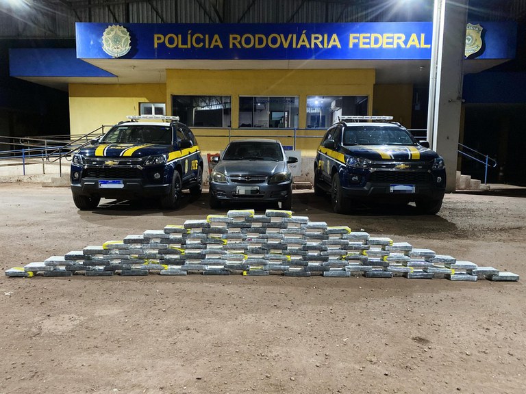 PRF apreende 97 Kg de coca&iacute;na na BR-262, passageiros fugiram deixando as bolsas com a droga 
