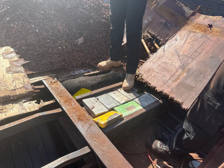 PF apreende 139,8 kg de coca&iacute;na em compartimento oculto de caminh&atilde;o na BR-262