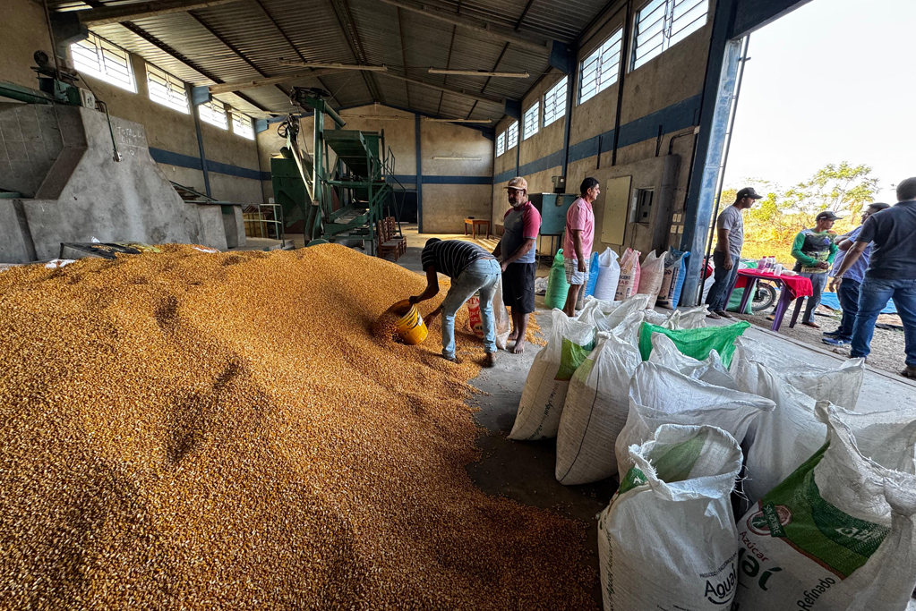 Prefeitura refor&ccedil;a compromisso com a agricultura familiar em visita a assentamento