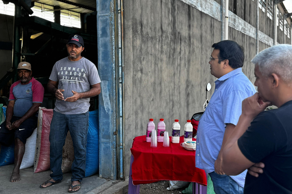 Prefeitura refor&ccedil;a compromisso com a agricultura familiar em visita a assentamento