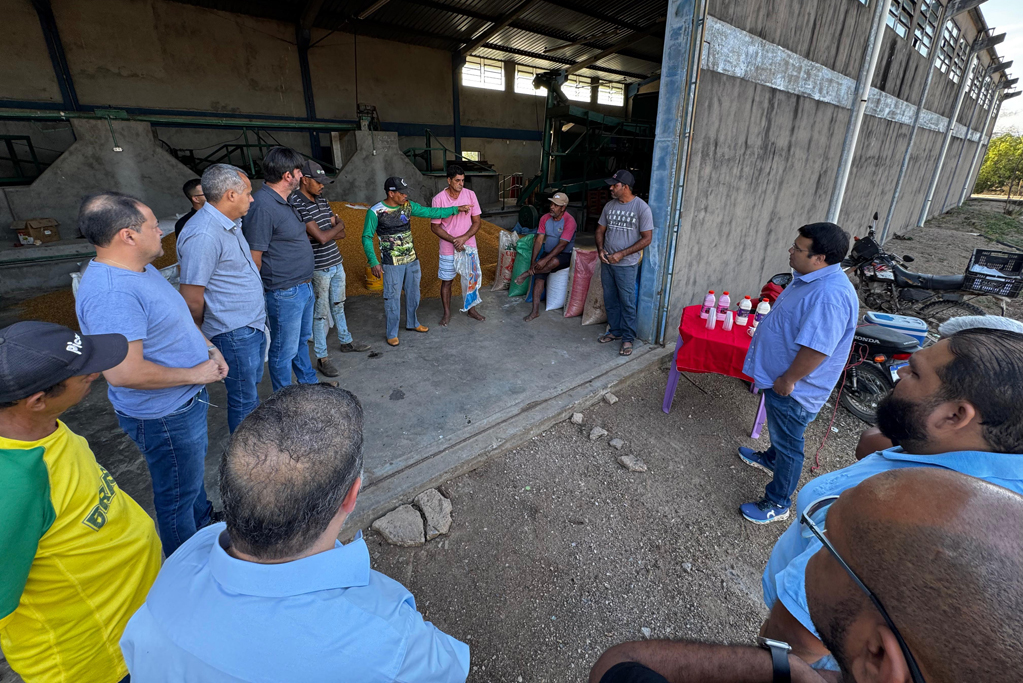 Prefeitura refor&ccedil;a compromisso com a agricultura familiar em visita a assentamento