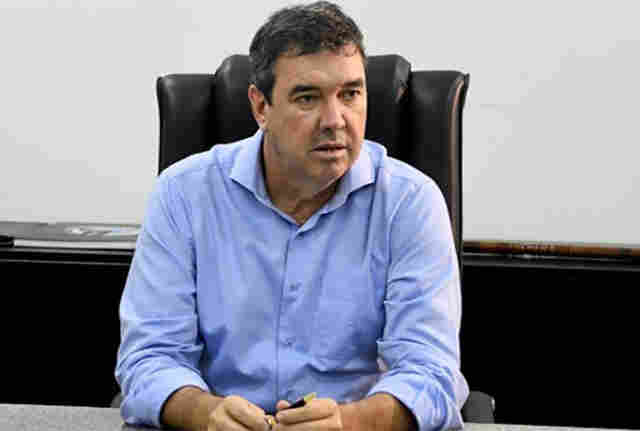 Eduardo Riedel assina filia&ccedil;&atilde;o ao PP e PSDB perde seu &uacute;ltimo governador