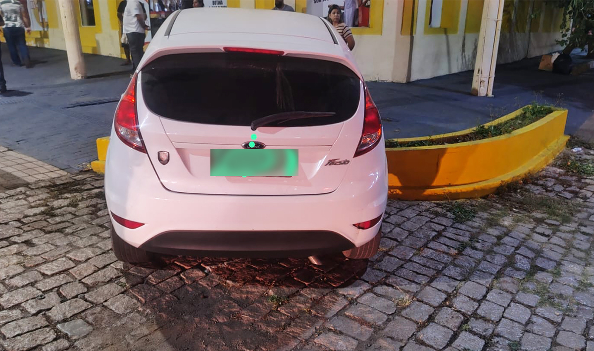 Carro fica suspendo em canteiro ap&oacute;s colis&atilde;o contra moto no centro comercial de Corumb&aacute;