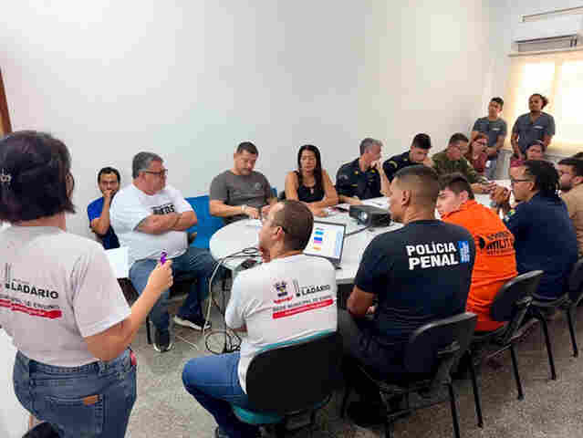 Prefeitura de Lad&aacute;rio realiza reuni&atilde;o de planejamento para o Desfile C&iacute;vico de 2 de setembro