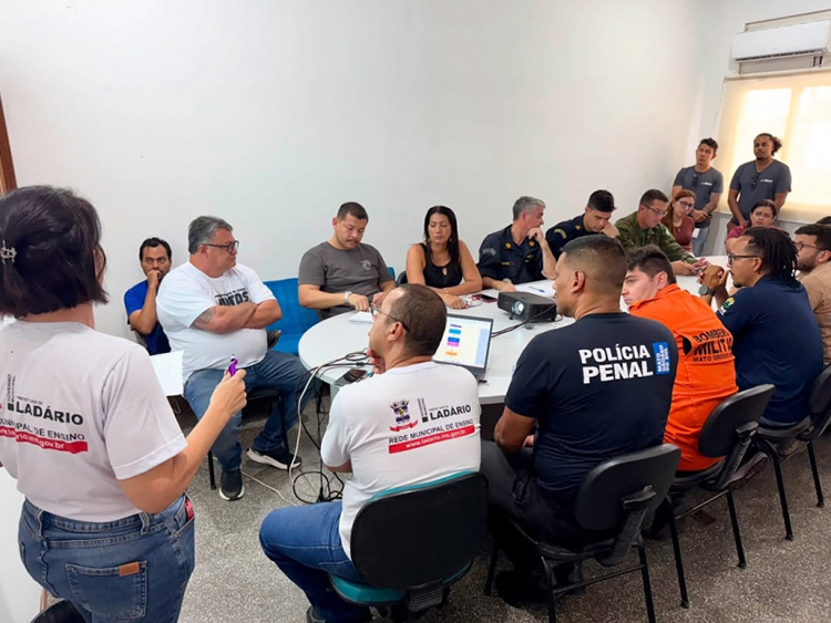 Prefeitura de Lad&aacute;rio realiza reuni&atilde;o de planejamento para o Desfile C&iacute;vico de 2 de setembro