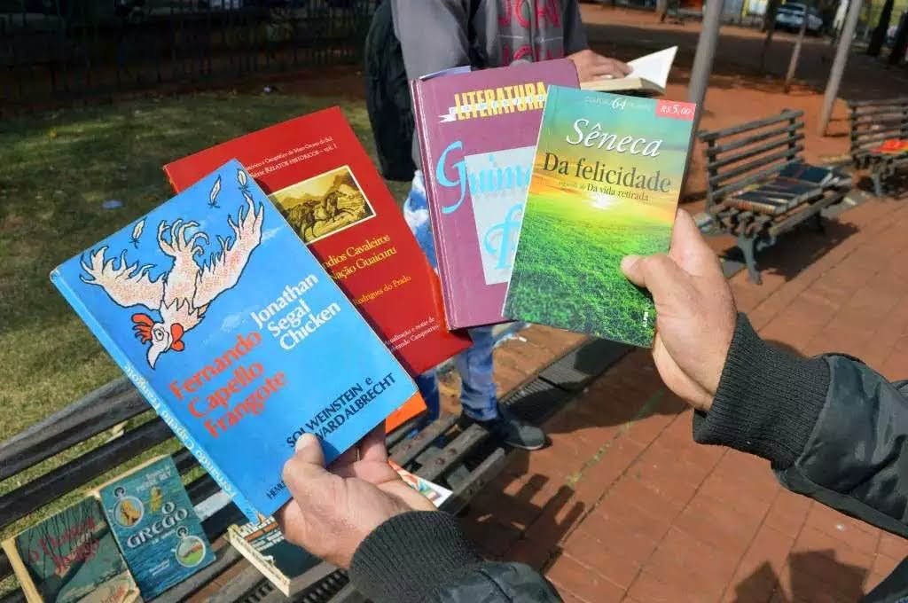 IHGMS distribui livros em comemora&ccedil;&atilde;o ao Dia do Escritor na Pra&ccedil;a Ary Coelho em Campo Grande  
