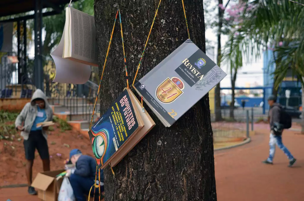 IHGMS distribui livros em comemora&ccedil;&atilde;o ao Dia do Escritor na Pra&ccedil;a Ary Coelho em Campo Grande  