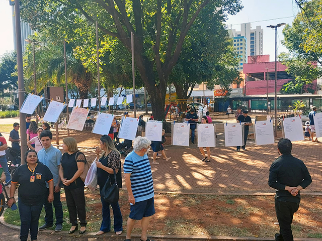 IHGMS distribui livros em comemora&ccedil;&atilde;o ao Dia do Escritor na Pra&ccedil;a Ary Coelho em Campo Grande  