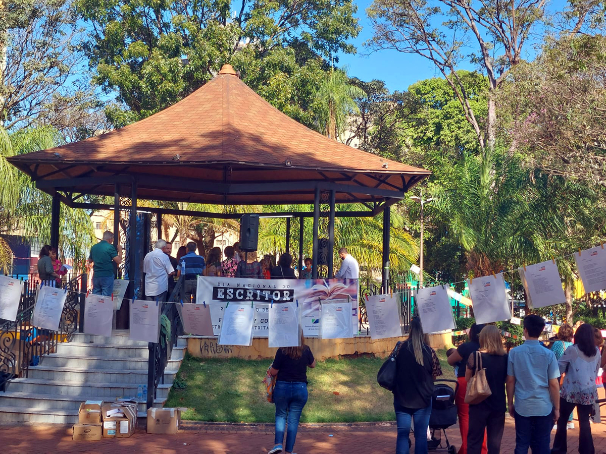IHGMS distribui livros em comemora&ccedil;&atilde;o ao Dia do Escritor na Pra&ccedil;a Ary Coelho em Campo Grande  