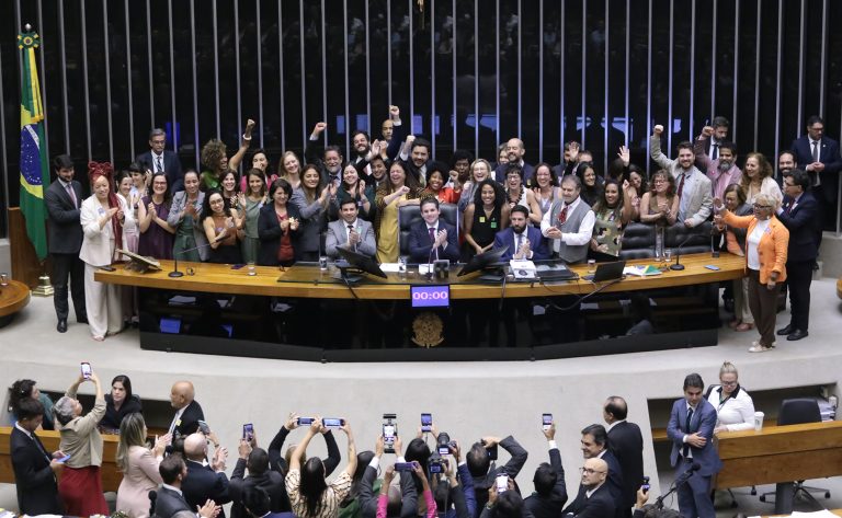 C&acirc;mara dos Deputados aprova projeto sobre prote&ccedil;&atilde;o de crian&ccedil;as em ambientes digitais 
