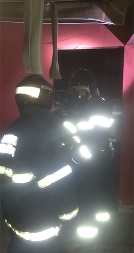 Bombeiros s&atilde;o acionados para combate as chamas em cozinha no bairro Corumbella