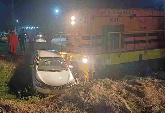 Carro &eacute; arrastado por 20 metros ap&oacute;s ser atingido pro trem na linha de f&eacute;rrea de Corumb&aacute;