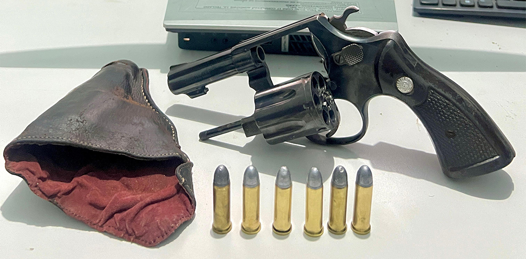 Homem &eacute; conduzido pela PM at&eacute; a Delegacia, ap&oacute;s ser flagrado com arma de fogo no bairro Popular Nova 