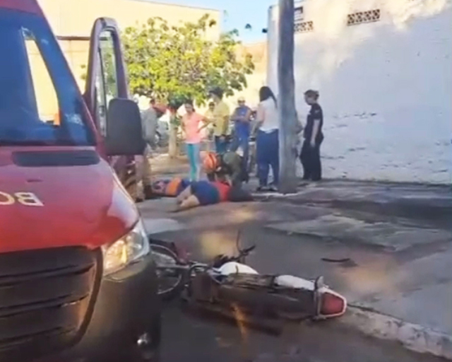 Motociclista fica ferida ap&oacute;s colis&atilde;o contra carro no centro de Corumb&aacute;