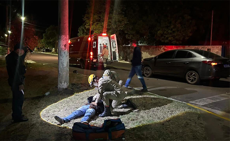 Bombeiros prestam atendimento a mulher ca&iacute;da na rua ap&oacute;s ser jogada para fora do carro em Corumb&aacute;