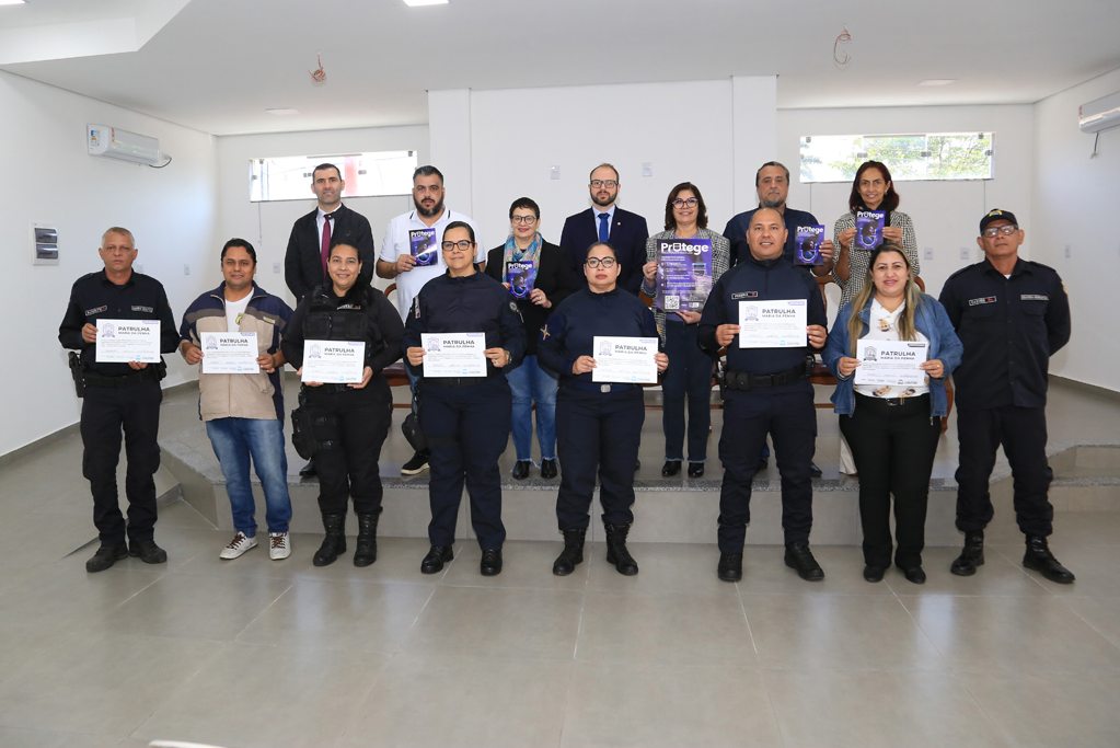 Patrulha Maria da Penha: Prefeitura entrega certifica&ccedil;&atilde;o para guardas civis municipais