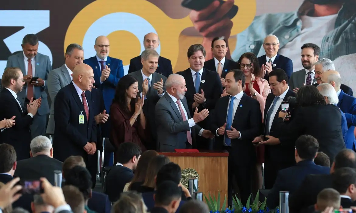 Lula assina decreto da TV 3.0; novo sistema deve come&ccedil;ar em 2026 