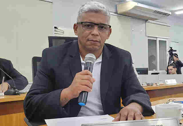 Pavimenta&ccedil;&atilde;o de alameda no Centro Am&eacute;rica &eacute; solicitada por Edinaldo