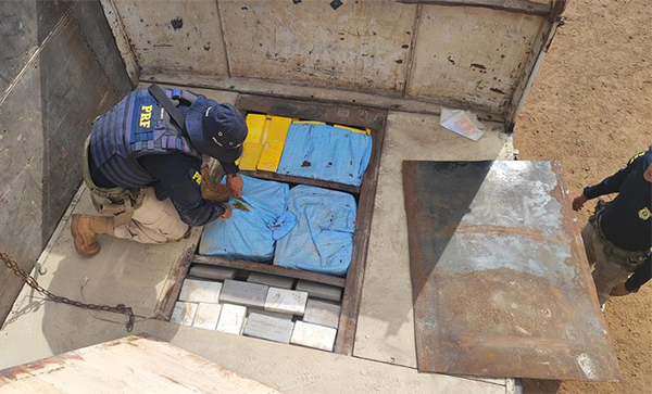 Caminh&atilde;o com 220 kg de coca&iacute;na que saiu de Corumb&aacute; foi detido pela PRF na BR-262
