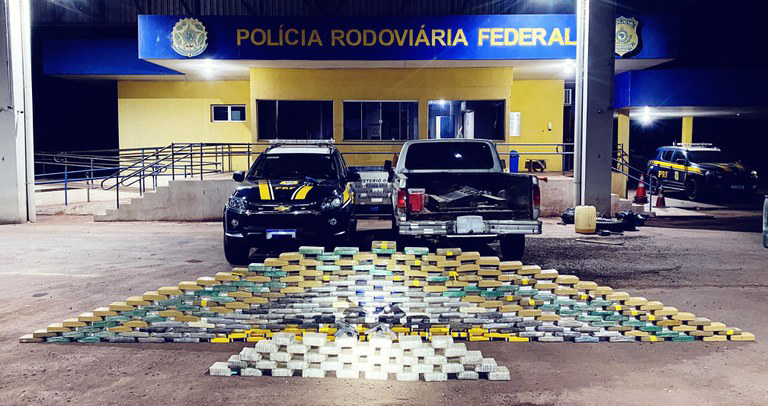 PRF apreende 295 Kg de drogas e armas na BR-262