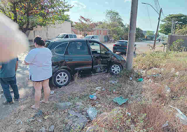 Batida entre carros deixa duas pessoas feridas no bairro Aeroporto em Corumb&aacute;