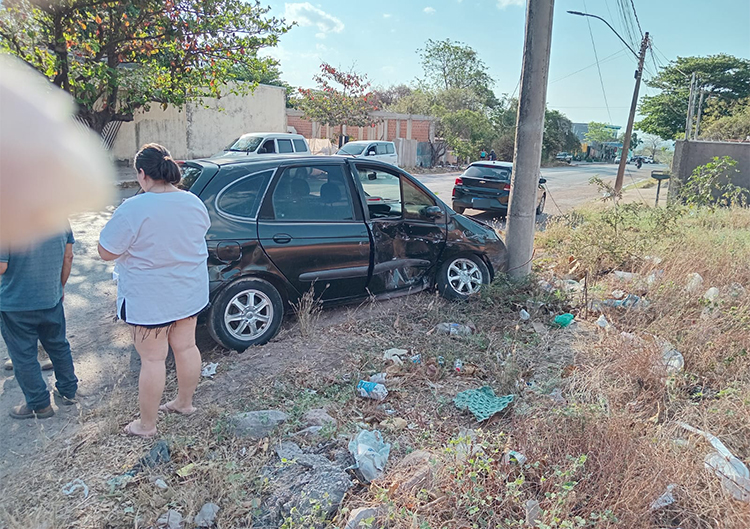 Batida entre carros deixa duas pessoas feridas no bairro Aeroporto em Corumb&aacute;