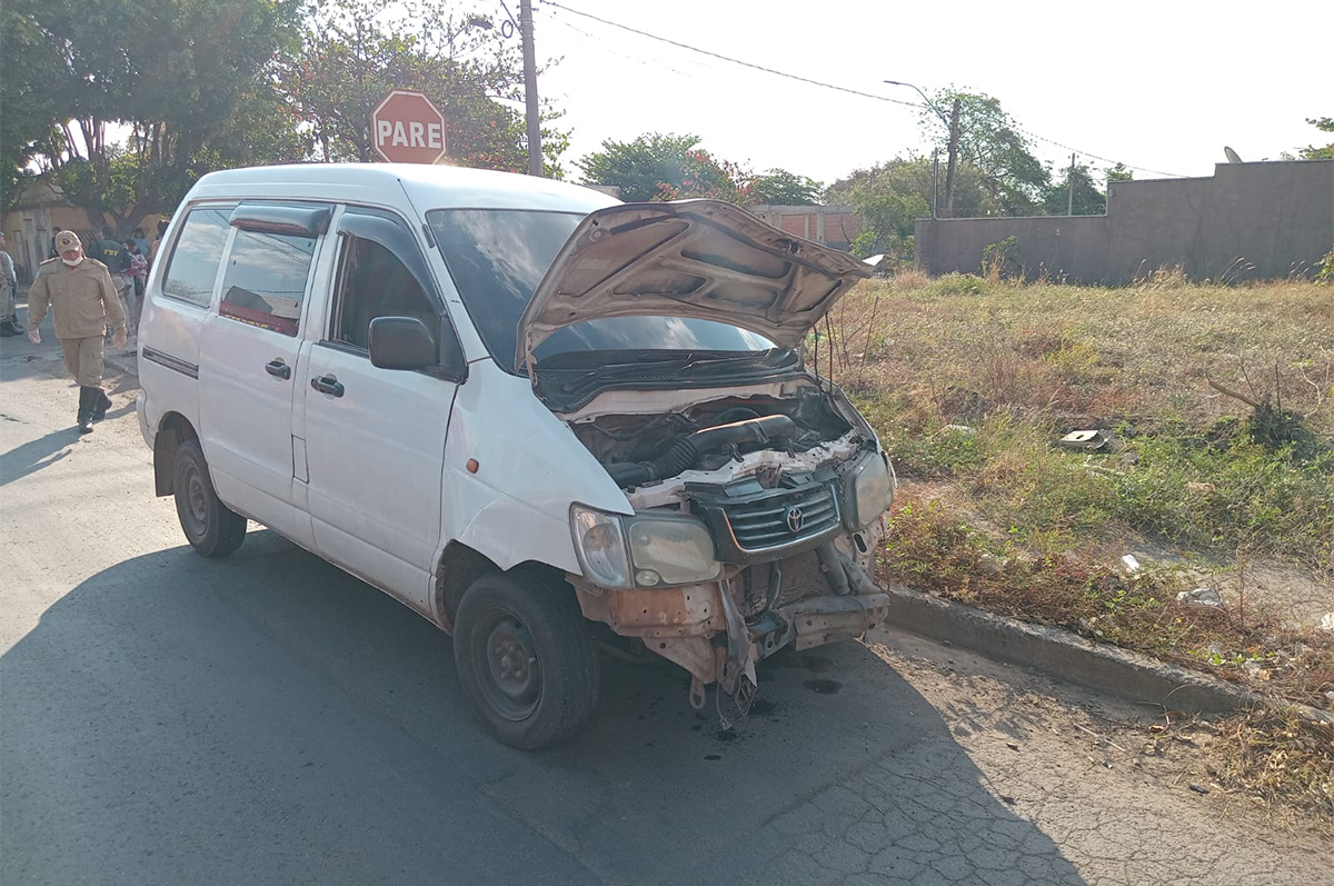 Batida entre carros deixa duas pessoas feridas no bairro Aeroporto em Corumb&aacute;
