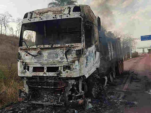 Carreta fica destru&iacute;da em inc&ecirc;ndio pr&oacute;ximo ao Porto Morrinho em Corumb&aacute;