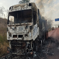 Carreta fica destru&iacute;da em inc&ecirc;ndio pr&oacute;ximo ao Porto Morrinho em Corumb&aacute;