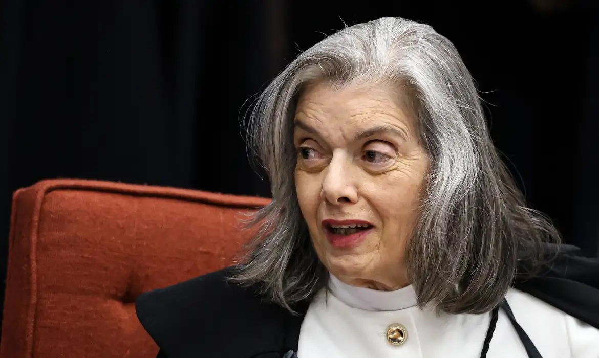 C&aacute;rmen L&uacute;cia forma maioria pela condena&ccedil;&atilde;o de Bolsonaro e aliados 