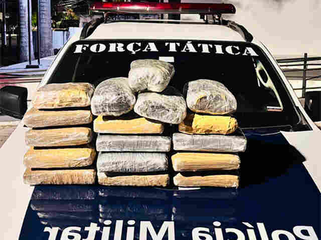 Pol&iacute;cia Militar intercepta &ocirc;nibus e apreende mais de 14 kg de drogas no Posto Lampi&atilde;o Acesso em Corumb&aacute; 